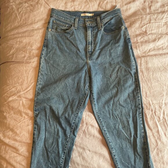 Levi's High Waisted Taper Jean Size 28 in Medium Wash - Picture 2 of 7
